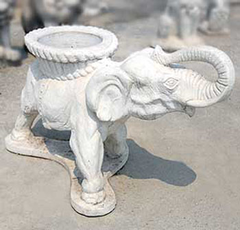 Elefante grande con vaso tondo