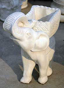 Elefante piccolo con vaso quadrato