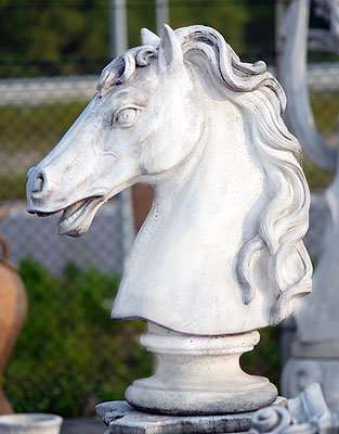 Busto di cavallo gigante