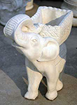Elefante piccolo con vaso quadrato