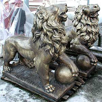 Leone con palla bronzato