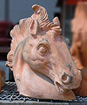 Testa di cavallo in terracotta
